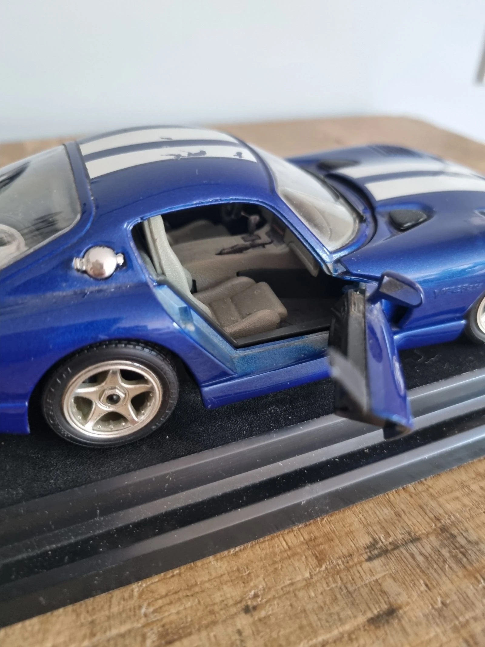 Miniatuur Dodge Viper GTS Coupé (1996) - Bburago (Blauw en Wit) – photo 6